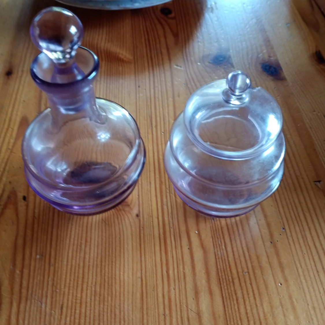 Parfym flaska och Burk med lock Rosa Gullaskruf glas. - 2