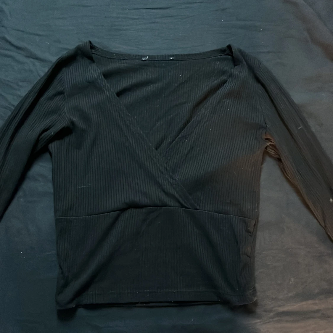 Svart långärmad tröja med urigning 