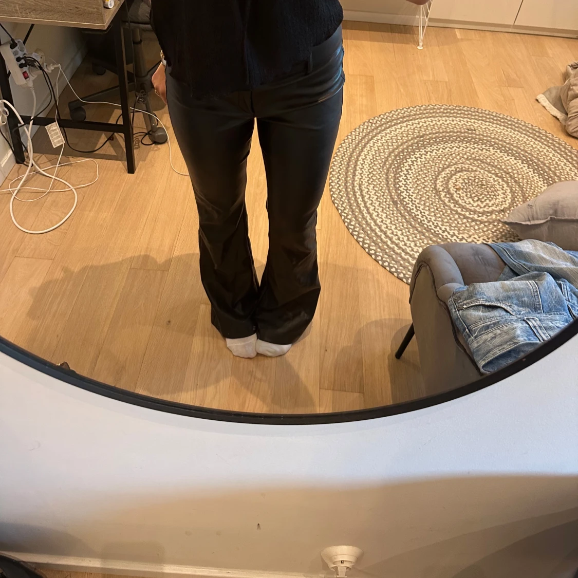 Svarta bootcut byxor i skinnimitation - 3