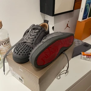 Cl skor - CL skor kan inte skriva något annat för den raderas men du ser vad det är för skor säljer dem då jag behöver pengar. Väldigt fint skick. 1000 kr o dem är dina