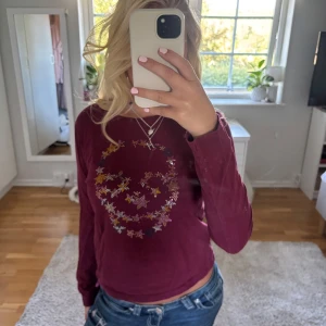 Vinröd Zadig Voltaire tröja med stjärnor - Säljer denna vinröda Zadig & Voltaire tröjan💕Tröjan har inga defekter och har används en enstaka gång💕164/165 och den sitter perfekt på mig💕Det står inte vilken storlek den är men den sitter som en xs/s💕