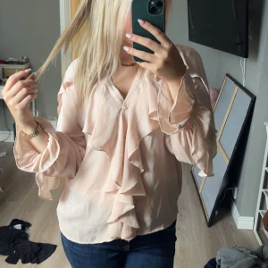 Volang tröja  - En fin volang tröja från Zara! Stl M😍