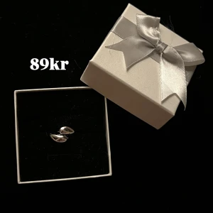 Silvrig ring  - Justerbar, helt ny, frakt 22kr🌸