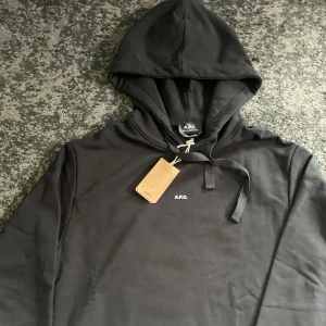 APC hoodie - Svart APC hoodie | Skick 10/10 (Helt ny) | Storlek Xs | Nypris 1799 | hör av er vid minsta fundering eller fråga 👍✅