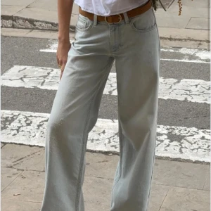 Nelly low waist Loose jeans - Supersnygga lågmidjade ljusblåa jeans från Nelly i storlek 34💞 Öppen för prisförslag! Slutsålda på hemsidan och köptes för 599kr😊 endast använda ca 3ggr🫶🏼 jeansen har naturliga ”slutningar” eller vad man ska kalla det som ni ser på bild 2 och 3😍 