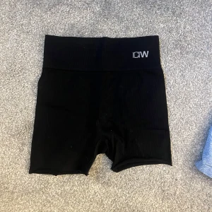 ICIW Gymshorts - Superfina Gymshorts från I can I will i bra material, dem är från början tights som jag klippt av. Kan se något ojämna ut på bilden då den vikt upp sig lite💕