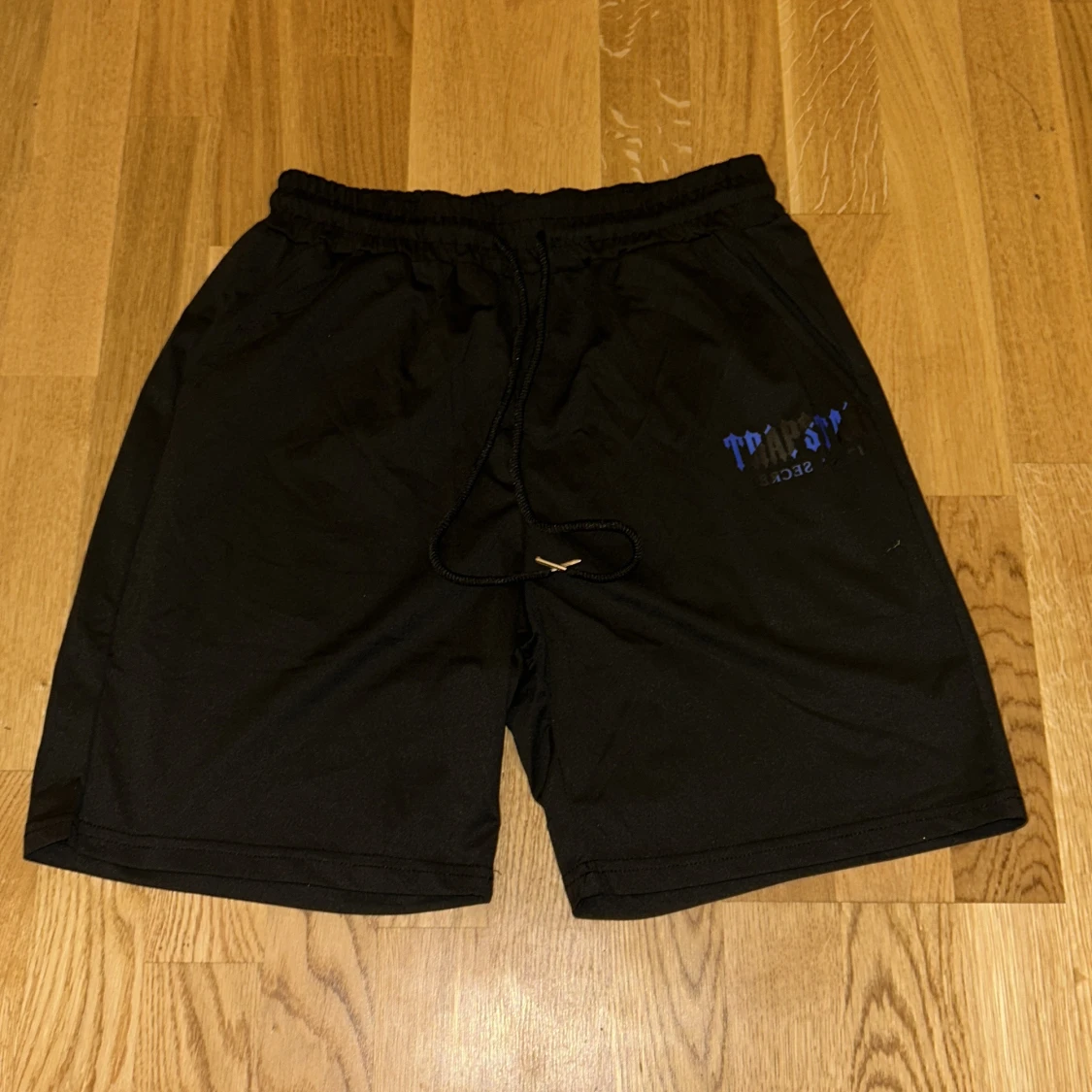 Svart t-shirt Trapstar med blått tryck - 2