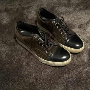 Lanvin skor - Säljer olivgröna lanvins som är i bra skick, finns skavanker som visas i bilderna 