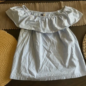 offshoulder topp - Fin topp från h&m, storlek M men är som en S☺️