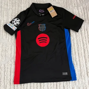 Barvelona T-Shirt ”Lamine Yamal” - Tjena! Säljer nu min Barcelona tröja. Skicket på tröjan är 9/10. Den är stolek S. Priset kan diskuteras👍. Vid fler frågor/bilder är det bara att höra av sig 👍👍