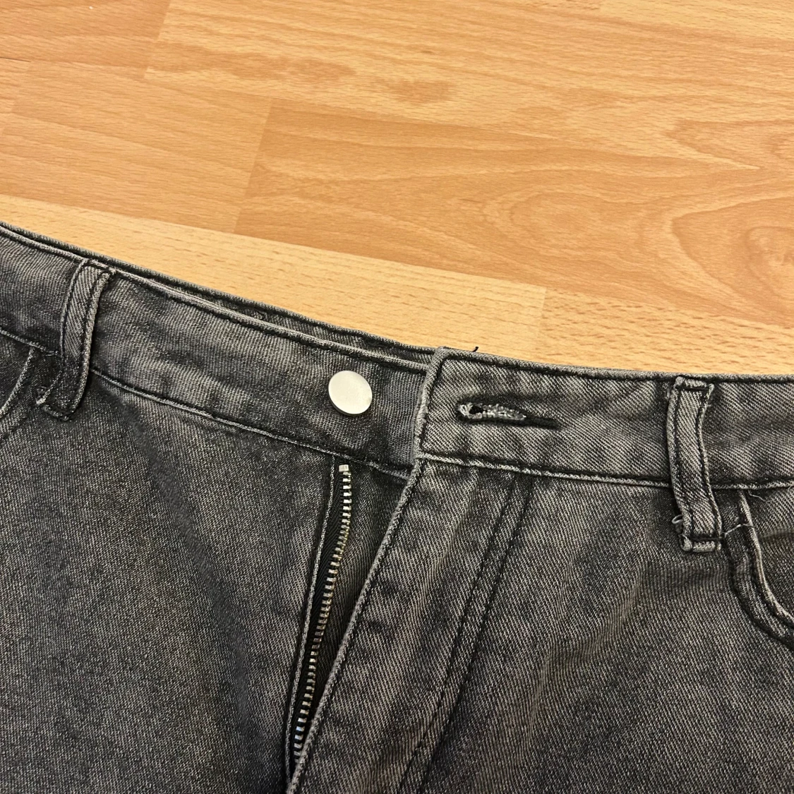 Mörkgrå raka jeans med dragkedja - 2