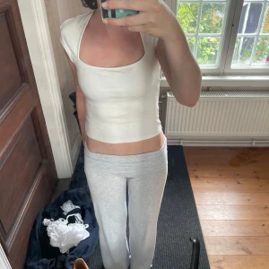 Vit croppad topp med fyrkantig hals - Säljer en fin vit topp från H&M divided köpte några månader sen men nästan aldrig använt, pris kan diskuteras 🫶🏻❤️ Storlek S
