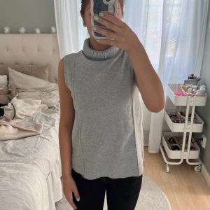 Skit snygg tröja från Zara - Skit snygg tröja från Zara, hittar bara inget tillfälle att ha på mig den🥹den är i stickat matrial