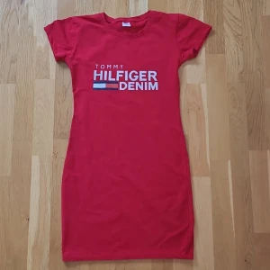 Klänning - Superfin Tommy Hilfiger klänning i storlek M. Den är ej äkta och därav priset, men annars är den i superbra skick (endast använd 1 gång). 💞