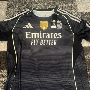 Real madrid 25/26  - Real madrid 25/26 kit med mbappe [10]                     Skick 10/10