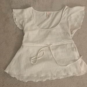 Vit blus  - Vit blus från Nelly. Nypris 199kr