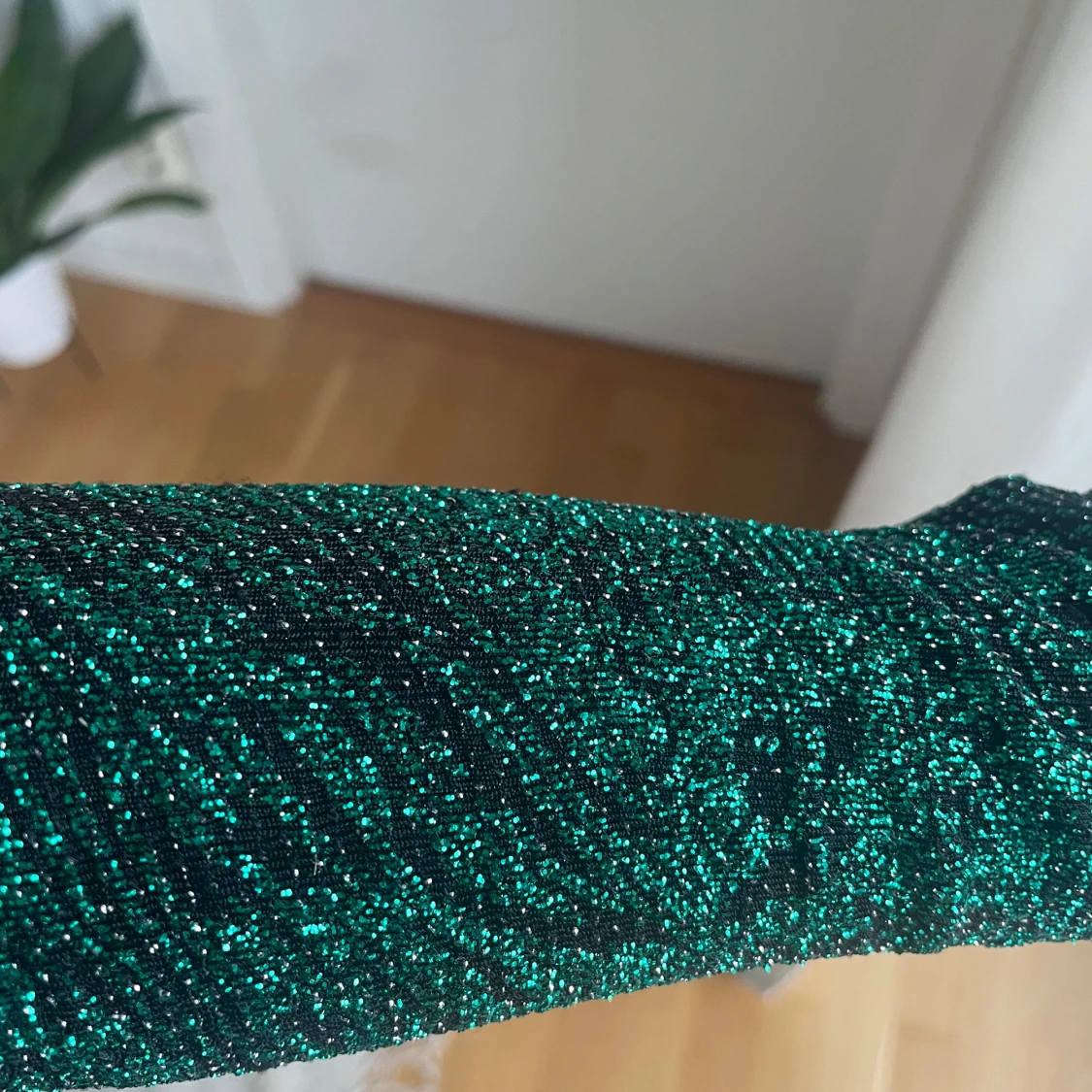 Glittrig grön kortklänning med v-ringning - 3