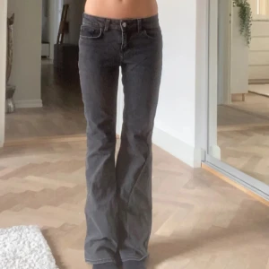 Svarta bootcut jeans - Säljer ett par svarta jeans från H&M Divided i storlek 34. Modellen har låg midja och är bootcut 💕