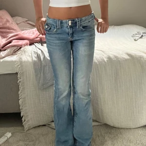 Ljusblå jeans - Super snygga low waist bootcut jeans. De är i super fint skick,knappt använda. Säljer då de inte tyvärr kommer till användning längre. Storlek 164. Skriv privat för fler bilder/frågor!💗💗