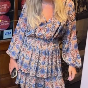 Mönstrad kortklänning med volang - Från Zara, slutsåld och eftertraktad därav priset. Använd 2 gånger. 