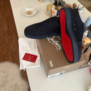 Mörkblå sneakers från Christian Louboutin - Hej jag säljer mina skor som är helt nya och allt följer med 