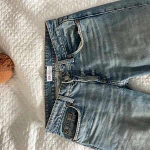 Lågmidjade straight jeans  - Säljer mina supersnygga jeans ifrån zara som är helt slutsålda! Dom är använda men i bra skick. Skriv via frågor o annat!💕