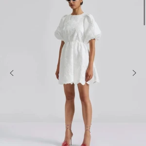 Studentklänning ByMalina - Superfin studentklänning från ByMalina. Kom tyvärr inte till användning på studenten. Passar både M-L. Nypris 2800kr