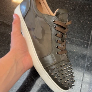 Louboutin camo - Louboutins i as fet coulorway, skorna är jätte bra skick. Inget og ingår