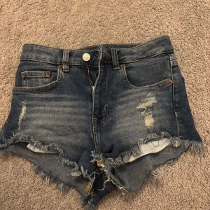 Jeansshorts från H&M - Ett par jeans shorts med låg midja i storlek 36 från hm men passar till 34 och har ett stretchigt material