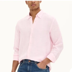 Regular fit button down skjorta - Rosa skjorta från Oscar Jacobson i storlek S som aldrig är använd