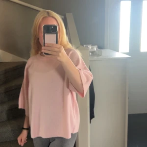 Ljusrosa stickad  - Säljer den då den är lite för stor den är helt ny utan pris lapp priset kan diskuteras 💗