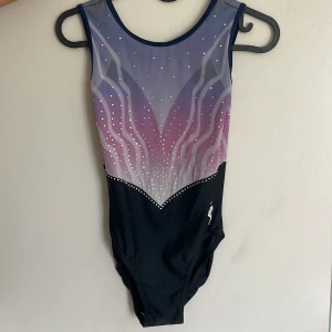 Lila Gymnastikdräkt- Swan gymnastics - Lila gymnastikdräkt från Swan gymnastics. Väl använd, men i bra skick. Alla diamanter kvar. Storlek 36