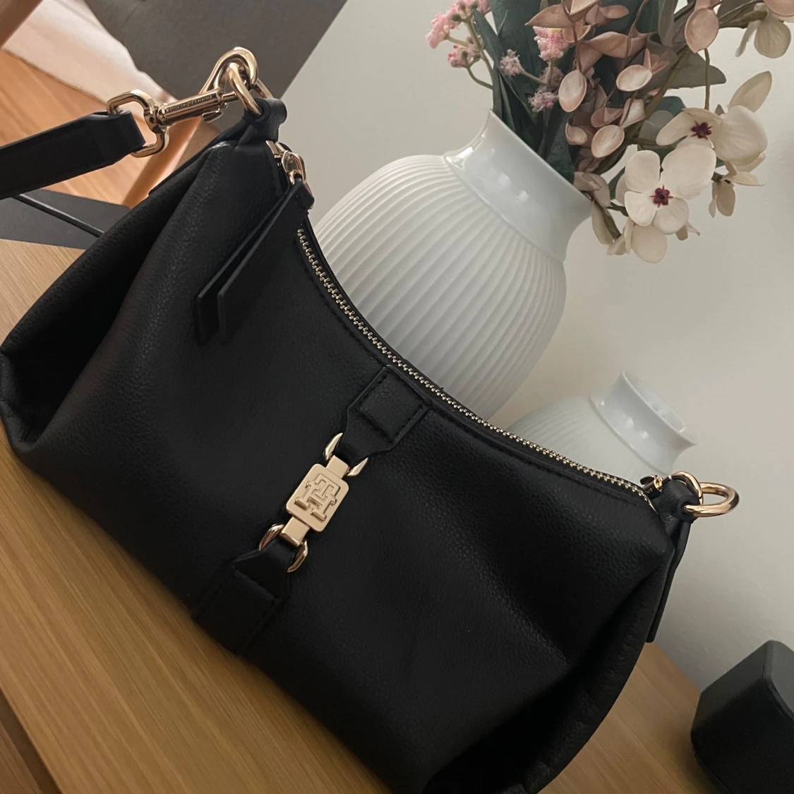 Svart axelväska Tommy Hilfiger - 1