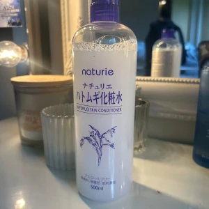 Naturie Hatomugi Skin Conditioner - Stor flaska med Naturie Hatomugi Skin Conditioner, en alkoholfri toner på 500 ml. Säljes billagare i bundle!