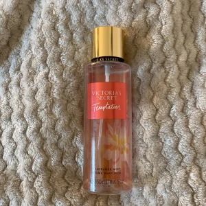 Victoria's Secret Temptation mist - Victoria's Secret Temptation Fragrance Mist, 250 ml. Doften har inslag av saftigt äpple och ökenblomma. 💕