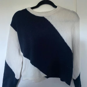 Svartvit stickad tröja Gina Tricot - Snygg stickad tröja från Gina Tricot i svart och vitt med breda diagonala blockmönster. Tröjan har rund halsringning och långa ärmar. Perfekt för dig som gillar en stilren men ändå cool look.