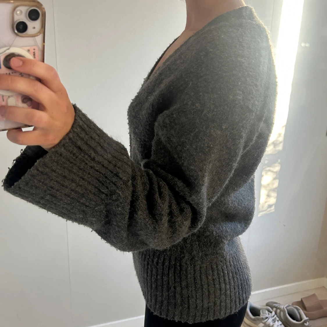 Mörkgrå stickad kofta med knappar - 1