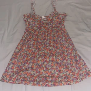 Mini klänning  - Jättefin mini klänning från Gina Tricot som tyvärr inte kommer till användning. Den är nog aldrig använd, endast testad ✨💕
