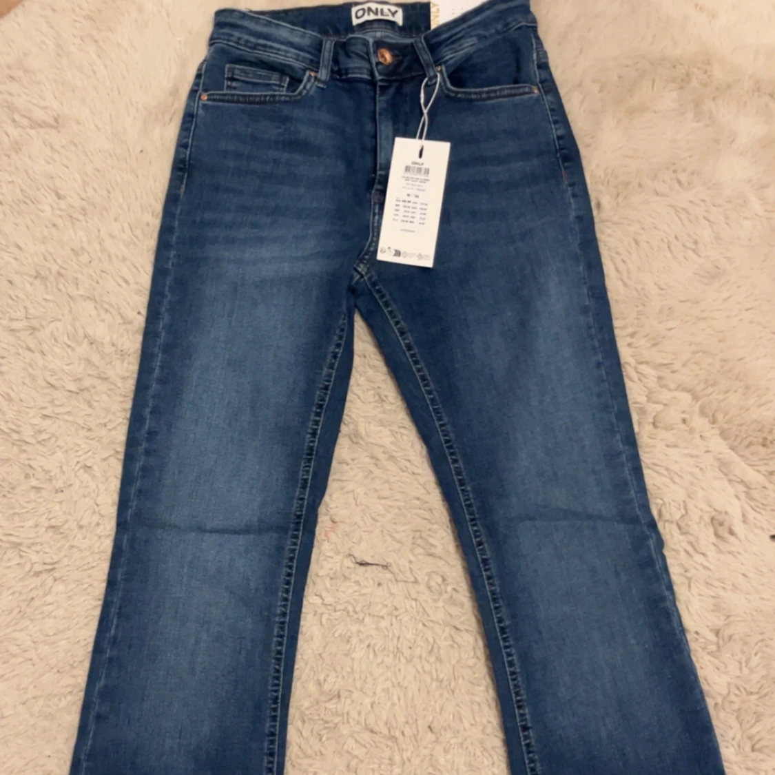 Blå flared jeans från ONLY