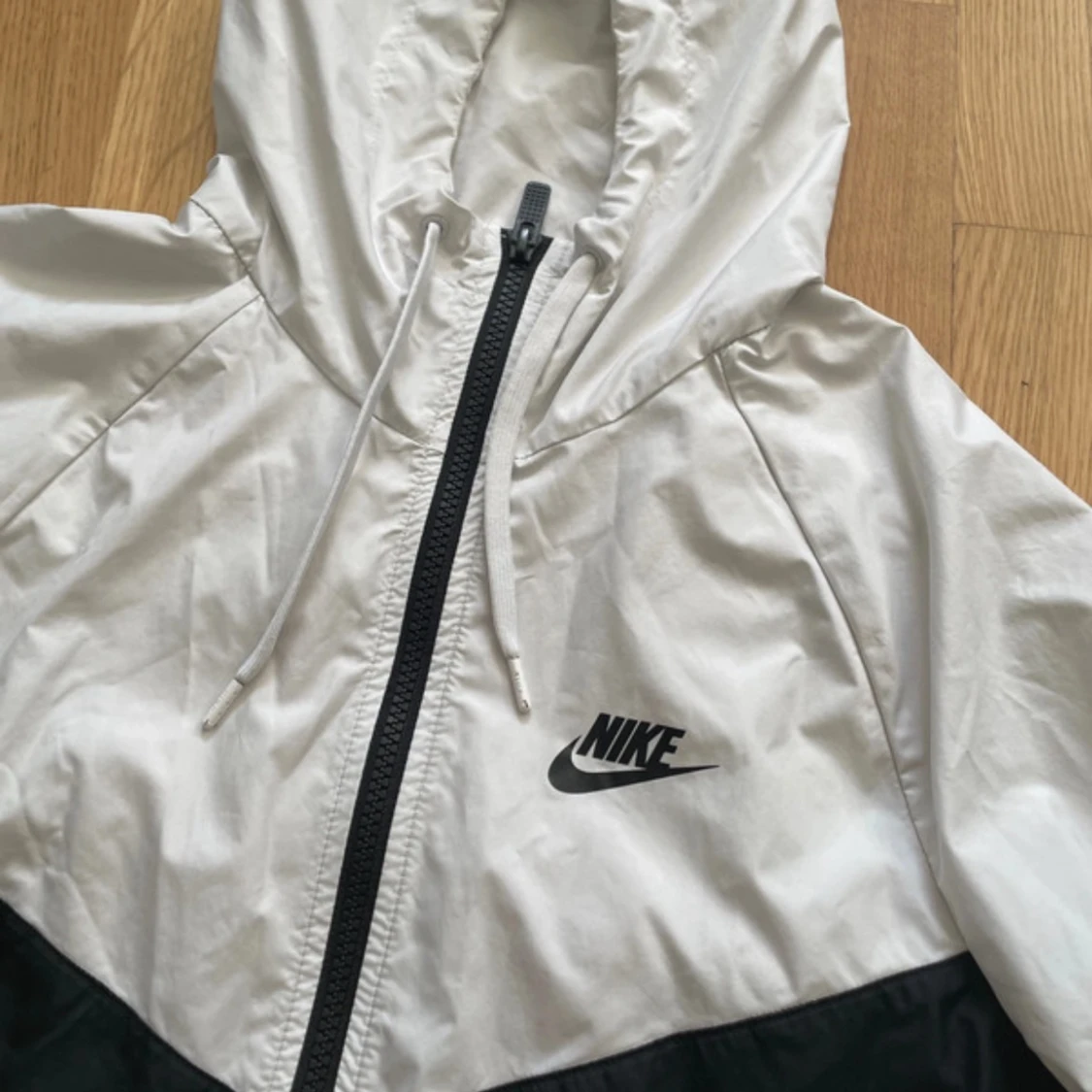 Nike svartvit jacka - 1
