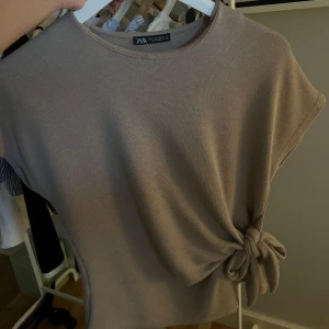 Beige topp med knyt - Jättebra skick!
