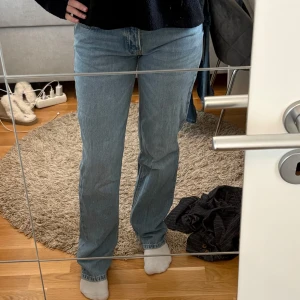 Raka/straighta jeans - Straighta/raka jeans från lager 157, använda enbart fåtal gånger. De är i modellen icon. Lite långa för mig som är 165 cm lång. Low waisted och ser ut som nya. Hör av dig vid frågor🥰