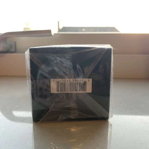 Tom Ford Ombré Leather EdP 100ml - Tom Ford Ombré Leather Eau de Parfum i en snygg svart kartong med silvertext. Flaskan rymmer 100 ml och doften är känd för sina läder- och kryddiga toner. Lyxig och stilren förpackning, perfekt för dig som gillar exklusiva parfymer.