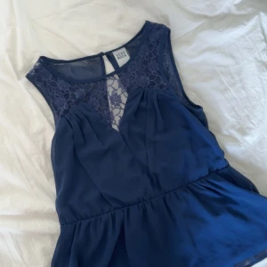 Marinblå blus - Super snygg blus med öppen rygg! Säljer då den tyvärr är för stor för mig. Kolla gärna in min profil för bundle💖
