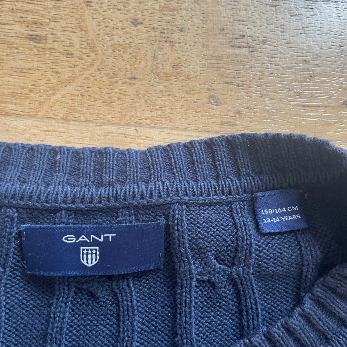 Mörkblå kabelstickad tröja från Gant - 1