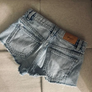 Ljusblå jeansshorts - Säljer ett par ljusblå jeansshorts från Gina Tricot. Från Gina Young för flera år sen. Storlek 134 med de går på mig som har 158/164 egentligen.🩷🤗