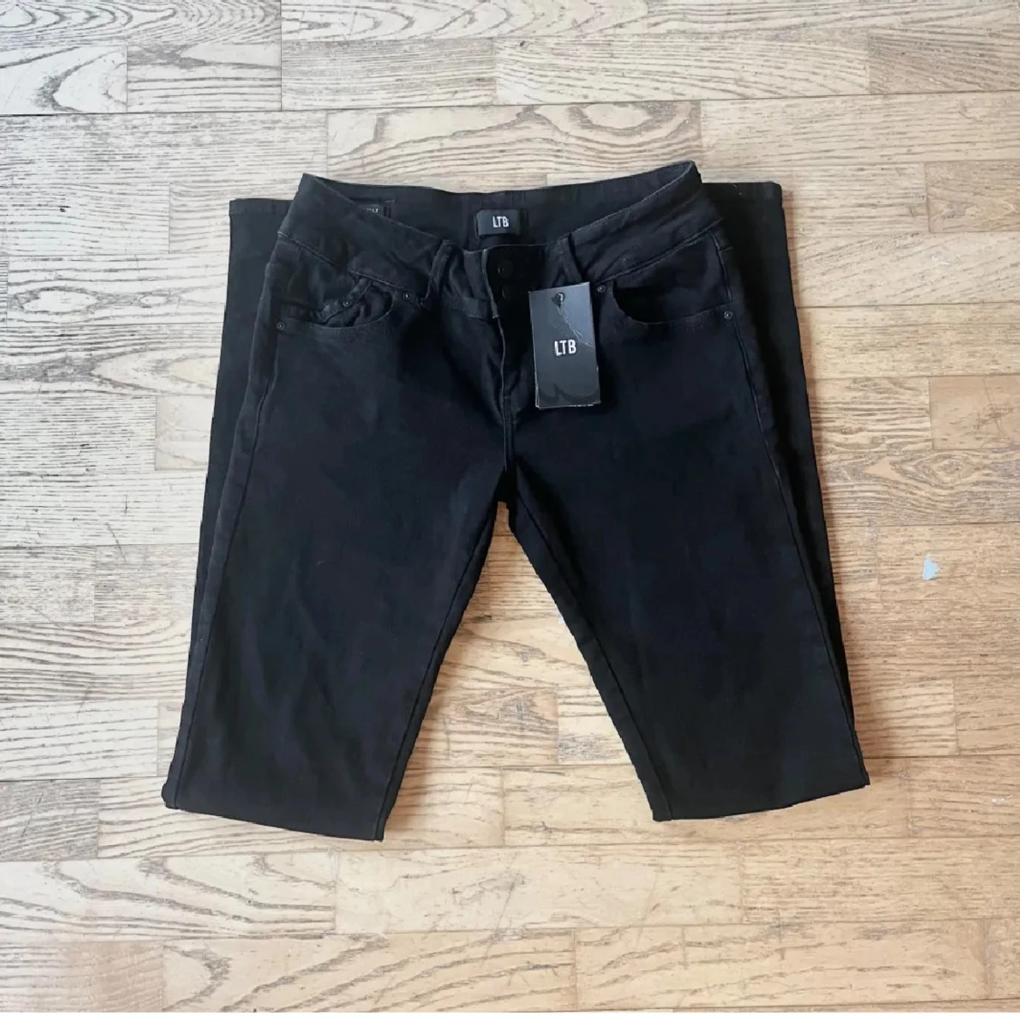 Svarta lågmidjade jeans 