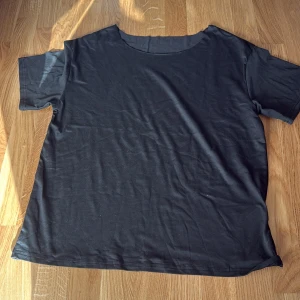 2 pack t- shirt grejer - Ja vet inte ens vad men köpta från SHEIN skulle verkligen inte se ut såhär. Var annorlunda på bilden så ja köp om ni vill😊