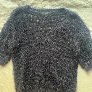 Marinblå trekvarts stickad tröja  - Använder inte längre, skulle rekommendera att ha ett minne under då den är lite ihålig💞