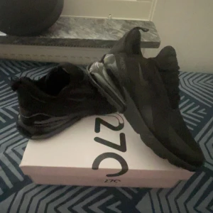 Nike Air Max 270 - Säljer dessa helt nya oanvända Nike Air Max 270. Storlek 43. Kartong medföljer. Skorna är i toppen skick och har endast testats.  